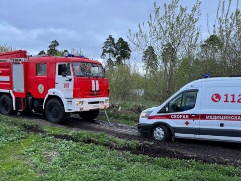 Сотрудники «Мособлпожспас» помогли автомобилю скорой помощи выбраться из грязи новости Шатуры 